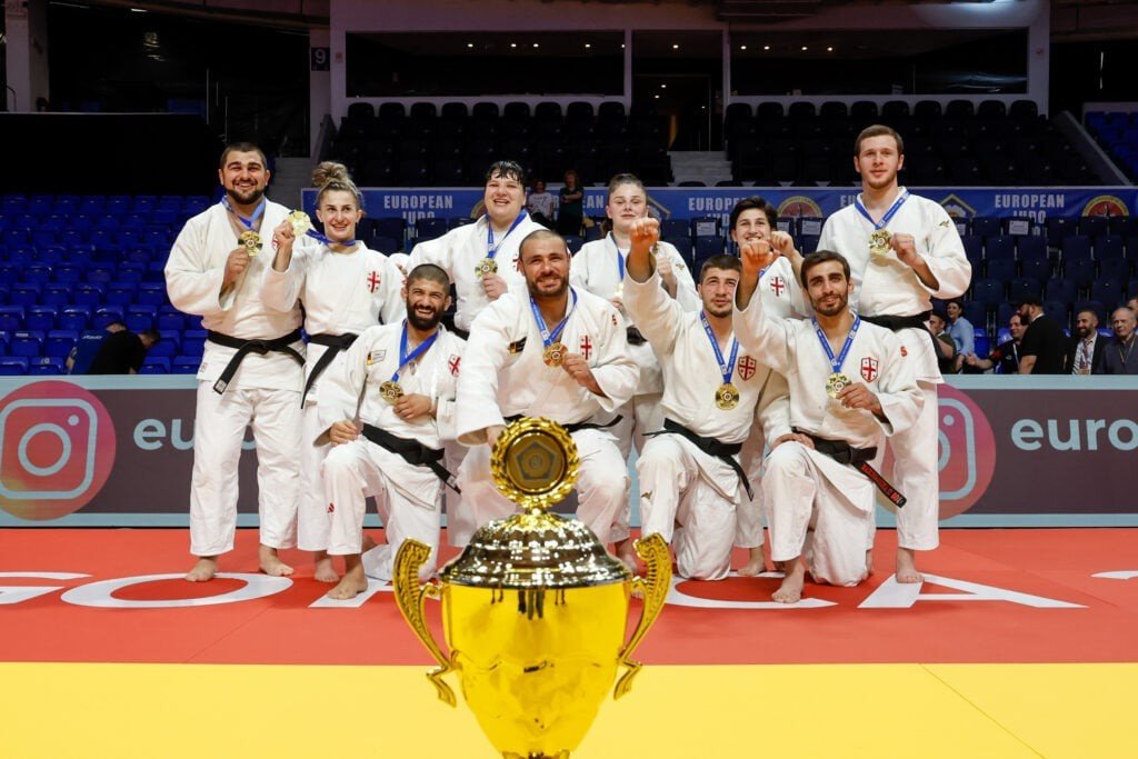 Сборная Грузии по дзюдо с кубком чемпионата Европы