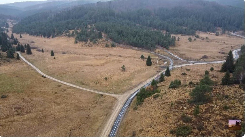 Перекрёсток велодорожки и грунтовых дорог на горном плато вблизи села Ваду-Добрий, снятый с дрона