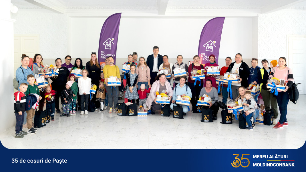Групповое фото участников благотворительной акции «35 корзин к Пасхе» от Moldindconbank и The Moldova Project