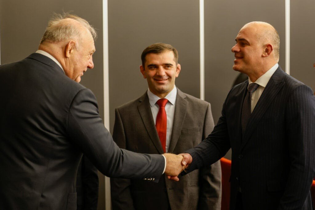 Рукопожатие между представителями Европейского союза дзюдо и грузинской стороны в кулуарах чемпионата Европы по дзюдо в Тбилиси