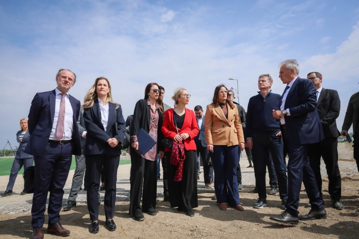 Сербские чиновники и представители международных партнёров осматривают площадку регионального центра «Эко-Тамнава» в день сдачи объекта в Каленице