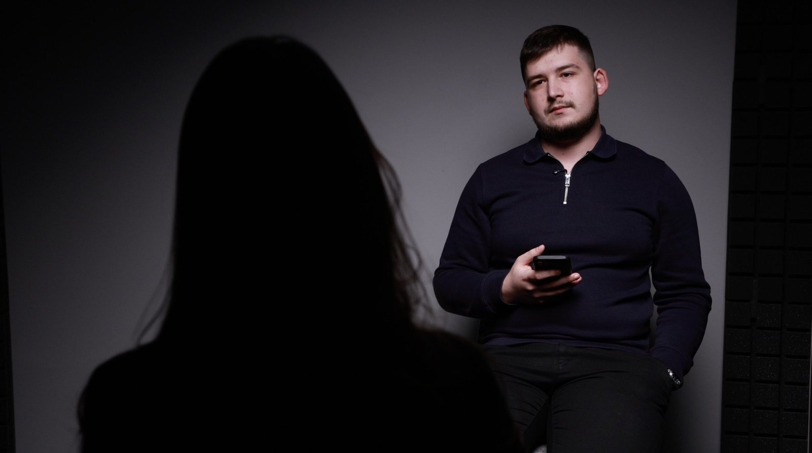 Затемнённое интервью с анонимным силуэтом несовершеннолетней собеседницы и молодым продавцом электронных сигарет в студии Ziarul de Gardă