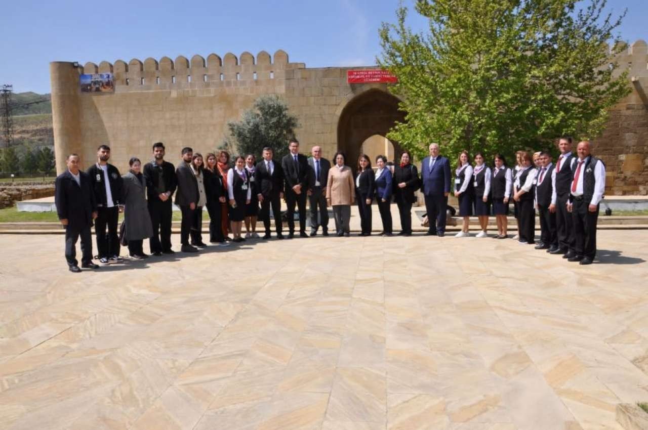 Общее фото участников заседания во внутреннем дворе крепостных стен «Пир Хусейн Ханегях» после завершения обсуждения вопросов сохранения архитектурного наследия