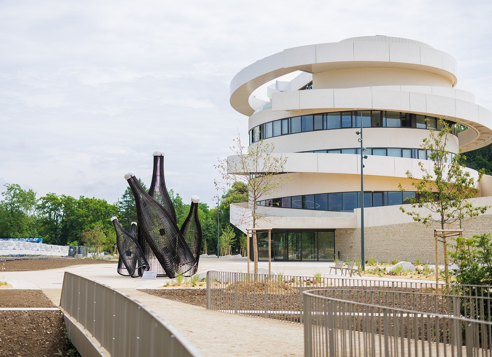 Спиральное белое здание Cité des Climats et Vins de Bourgogne в Боне