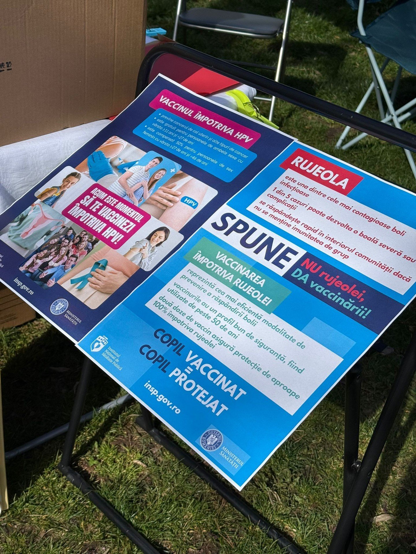 Информационные стенды о вакцинах против HPV и кори, установленные Дирекцией общественного здравоохранения жудеца Клуж на выездной просветительской площадке под открытым небом