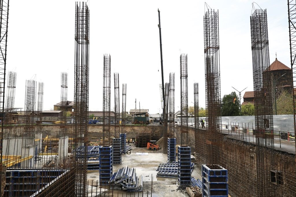 Котлован с арматурными колоннами и опалубкой на стройплощадке будущего спорткомплекса имени Артура Абрахама в Ереване