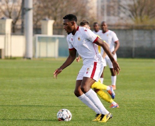 Игровой эпизод матча с участием молдовского клуба, претендующего на лицензию Национальной дивизии