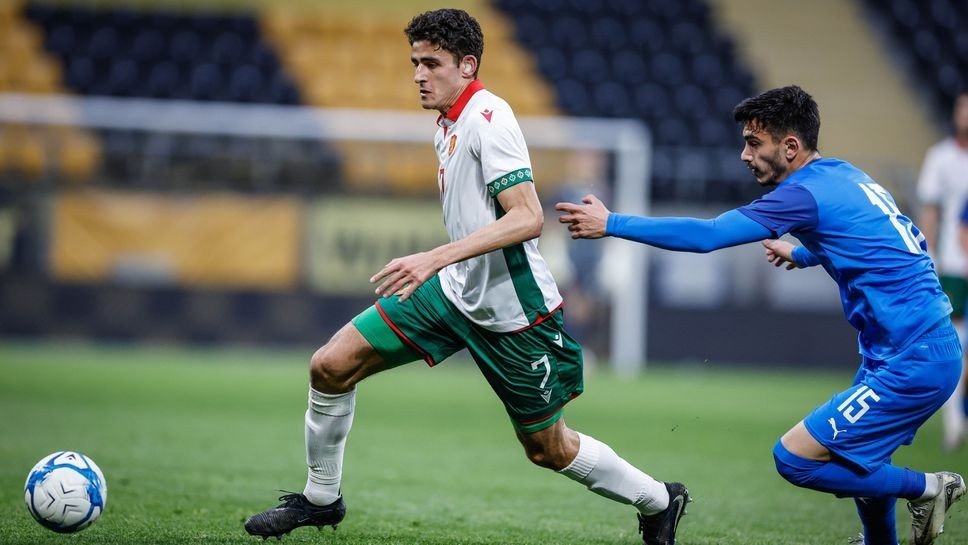 Нападающий сборной Болгарии (№7) обводит защитника соперника в матче в рамках серии товарищеских игр ФИФА