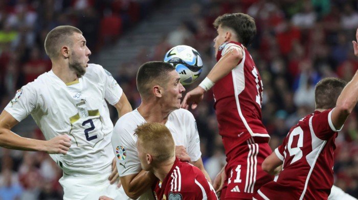 Борьба за верховой мяч в матче Венгрия — Сербия с участием молодых сербских футболистов