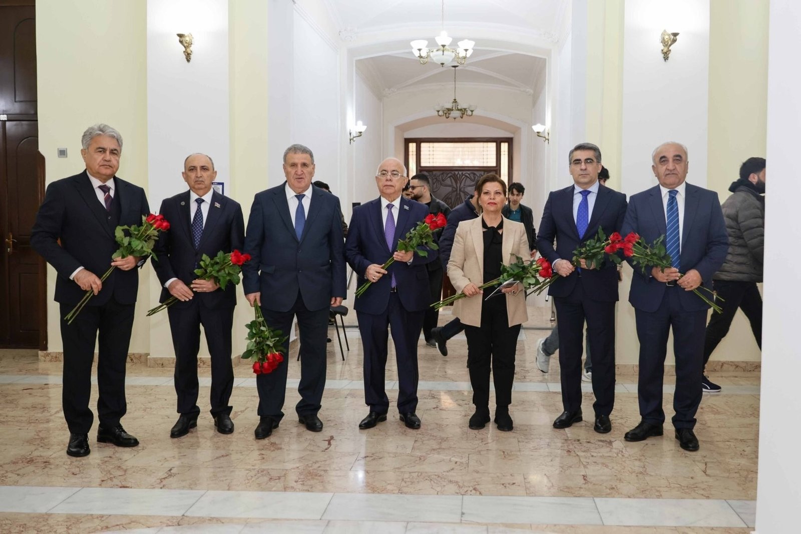 Руководство университета и гости с цветами на торжественном открытии «Дней науки» в UNEC