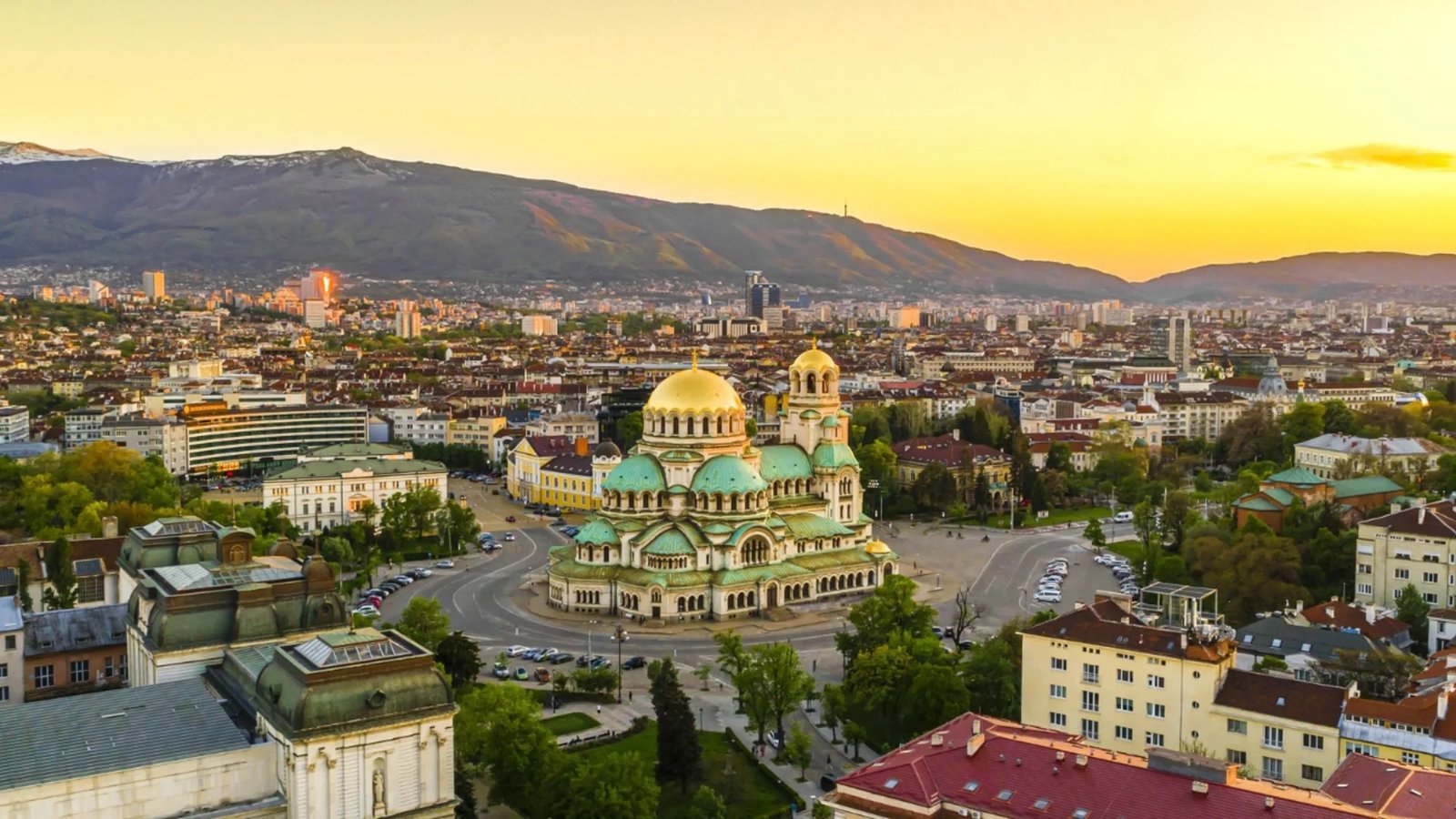 Панорамный вид на Софию с высоты — храм Александра Невского и гора Витоша на закате