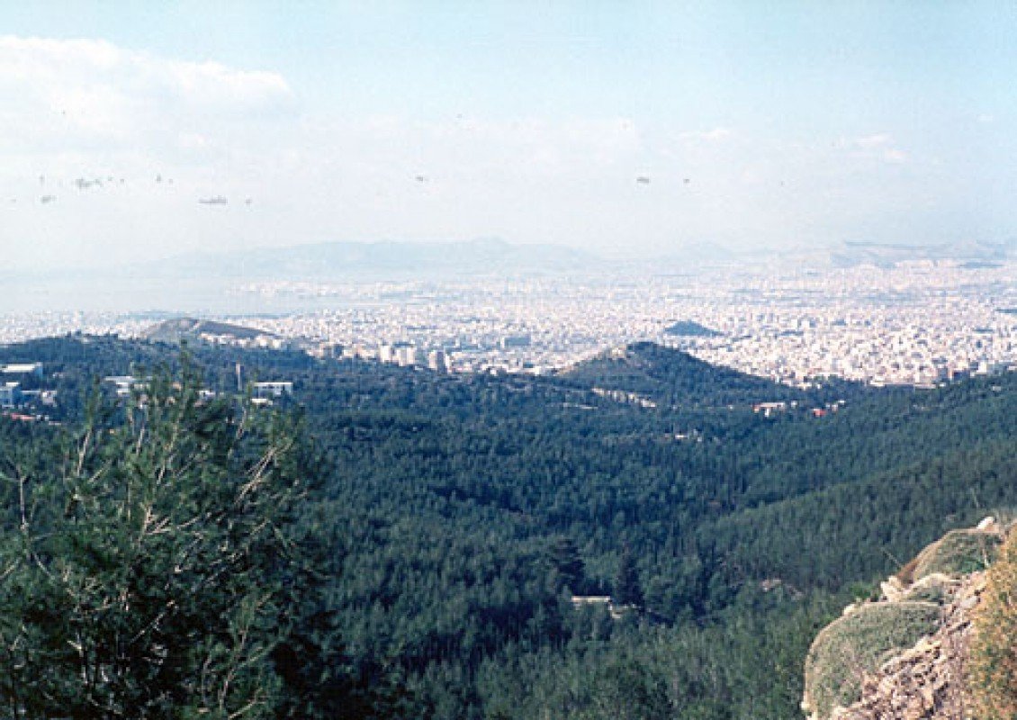 Панорама с горы Имиттос — лесистые склоны и городская застройка Афин, простирающаяся до горизонта
