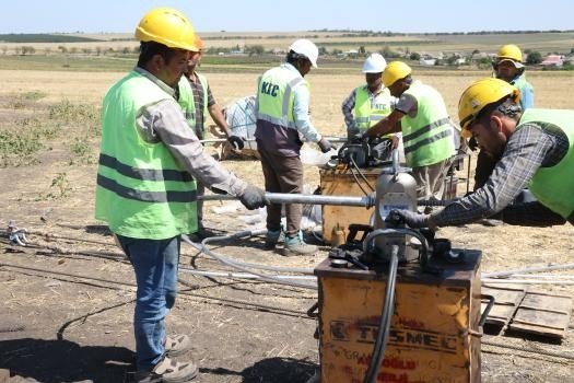 Рабочие компании KEC на монтаже высоковольтной линии 400 кВ Вулканешть — Кишинёв