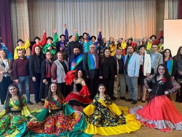 Участники мероприятий Недели ромов в традиционных костюмах на сцене