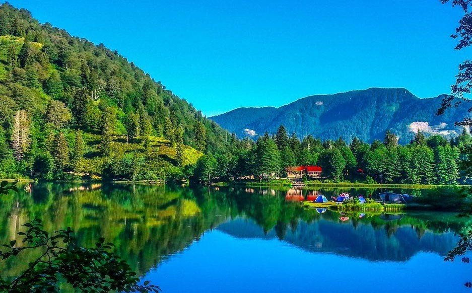 Живописное озеро в окружении хвойных лесов и гор в провинции Артвин на северо-востоке Турции