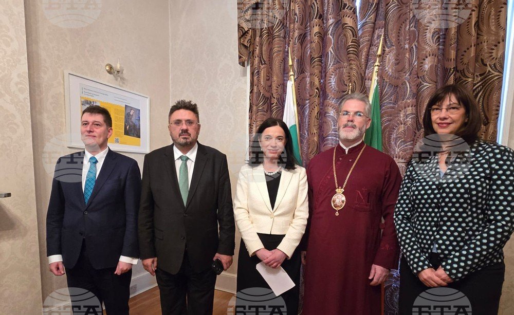 Болгарская делегация на встрече с общиной в посольстве Болгарии в Дублине. Слева направо: руководители БТА, БНР и БНТ, митрополит Антоний, посол Ваня Андреева-Малакова