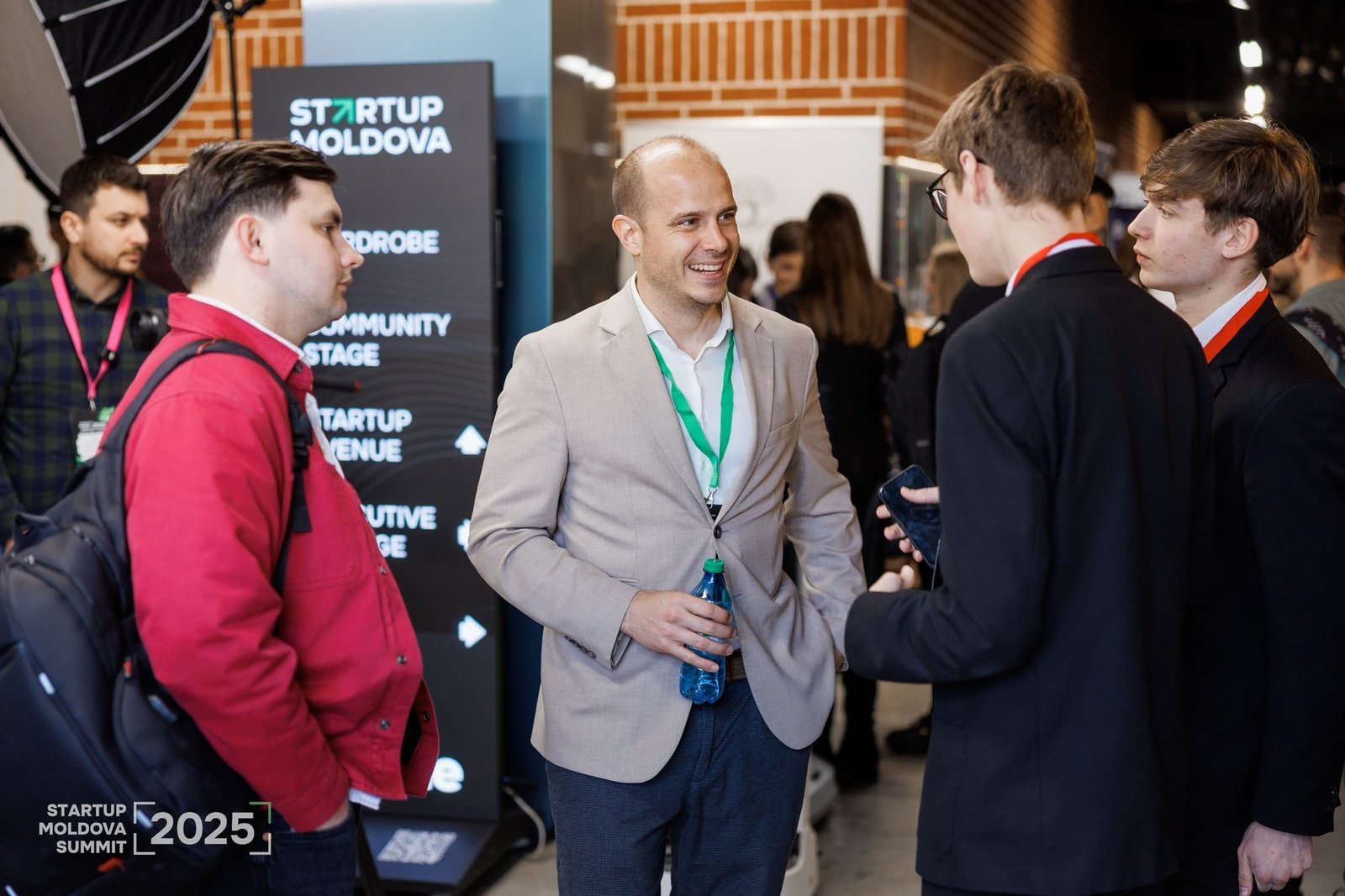 Участники Startup Moldova Summit 2025 общаются в зоне нетворкинга мероприятия