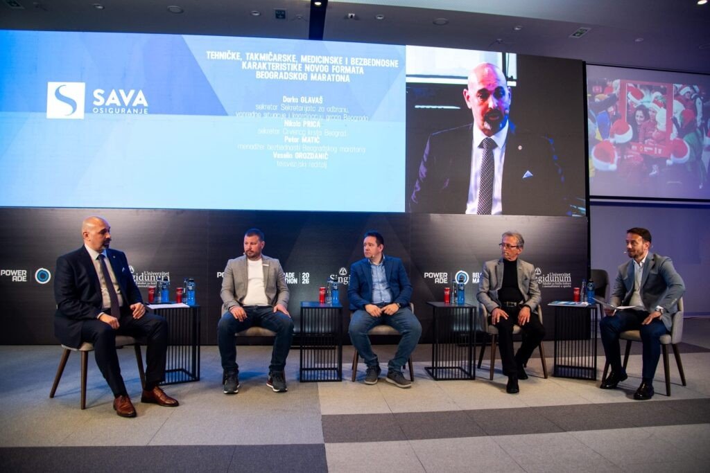 Панельная сессия о новом двухдневном формате Белградского марафона 2026 на фоне логотипов Sava Osiguranje и Powerade