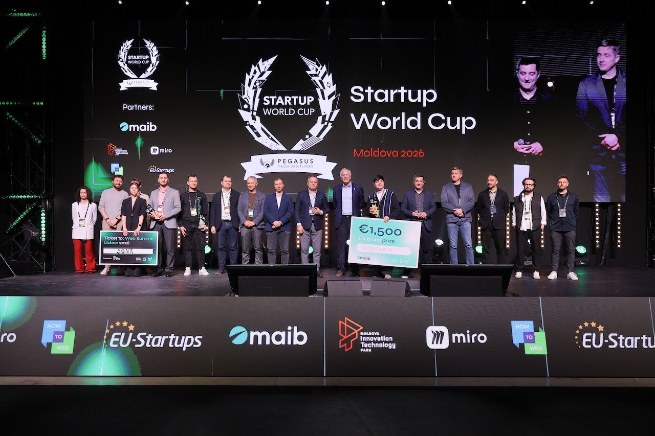 Финалисты и организаторы молдавского этапа конкурса Startup World Cup 2026 на сцене саммита: победитель получает символический чек на 1 500 евро от банка maib и билет на крупнейшую технологическую конференцию Web Summit в Лиссабоне. Технологический партнёр отбора — американский фонд Pegasus Tech Ventures