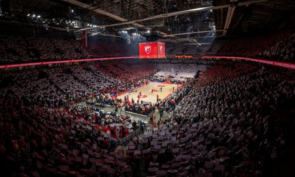 Панорама переполненной арены Црвены Звезды перед началом белградского дерби Евролиги