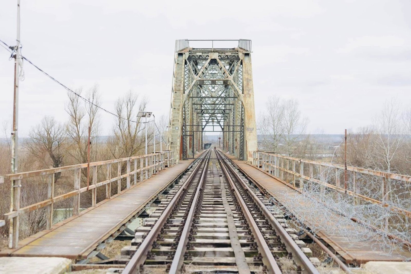 Железнодорожные пути на мосту через Прут, вид в перспективе