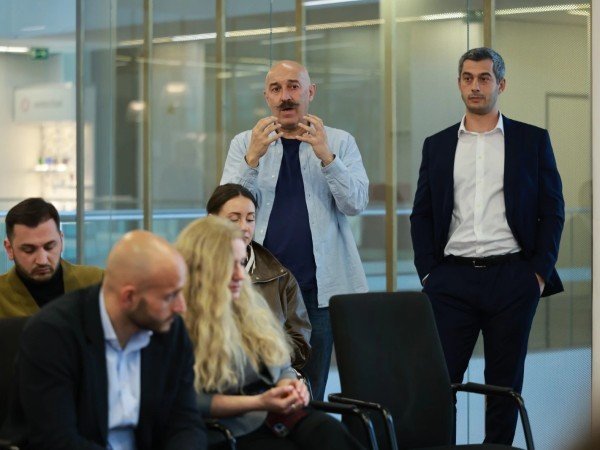 Участники деловой встречи обсуждают перспективы гостиничного рынка Грузии