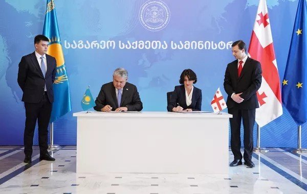 Церемония подписания соглашения между представителями Грузии и Казахстана в МИД Грузии