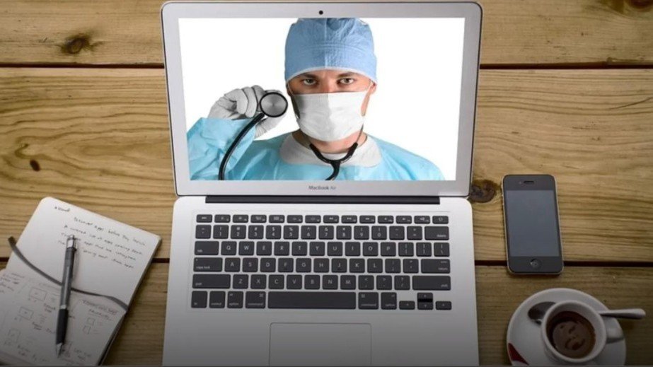 Врач в хирургической форме на экране ноутбука