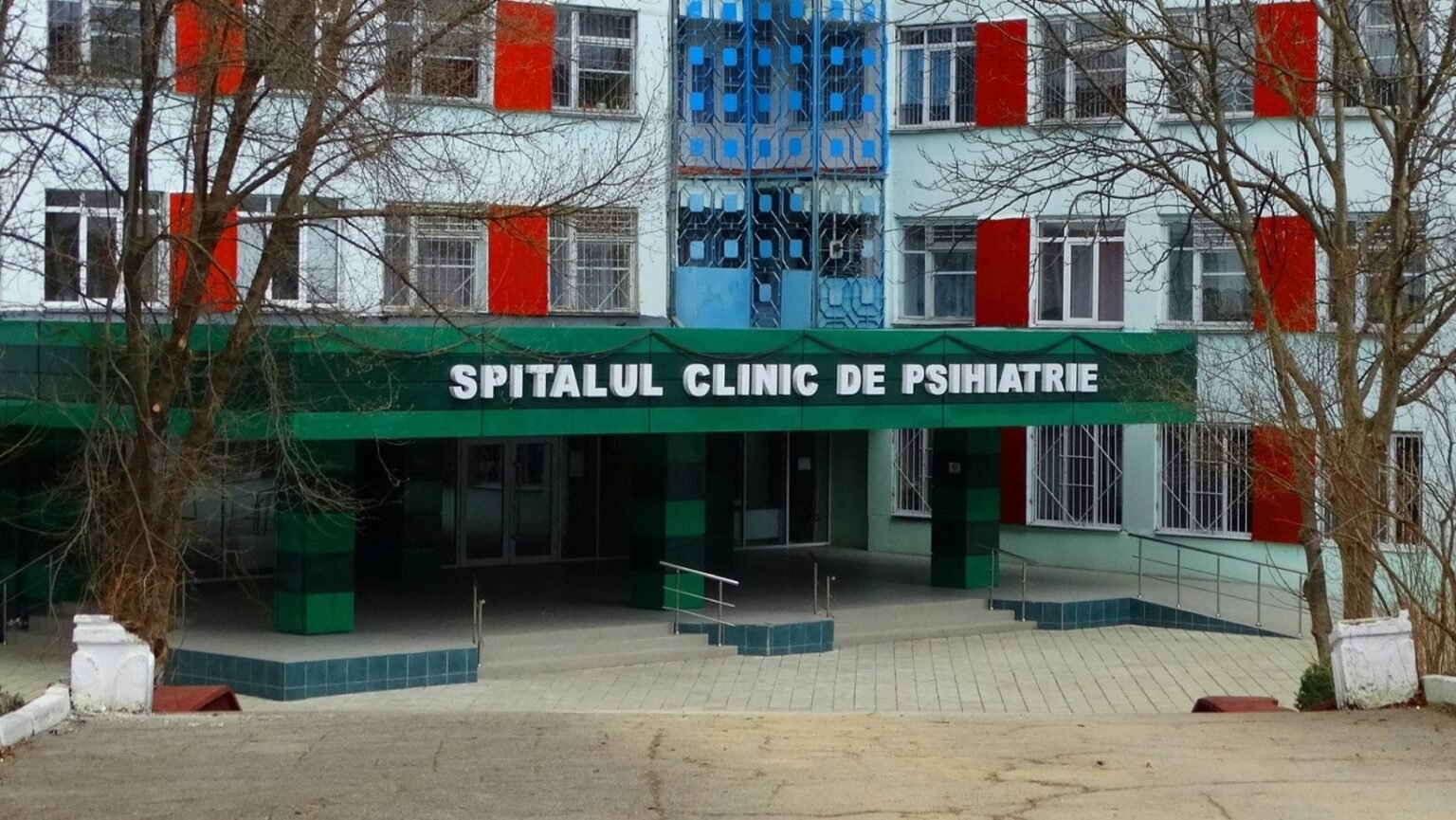 Здание Клинической психиатрической больницы в Кишиневе, вид на главный вход в зимний период