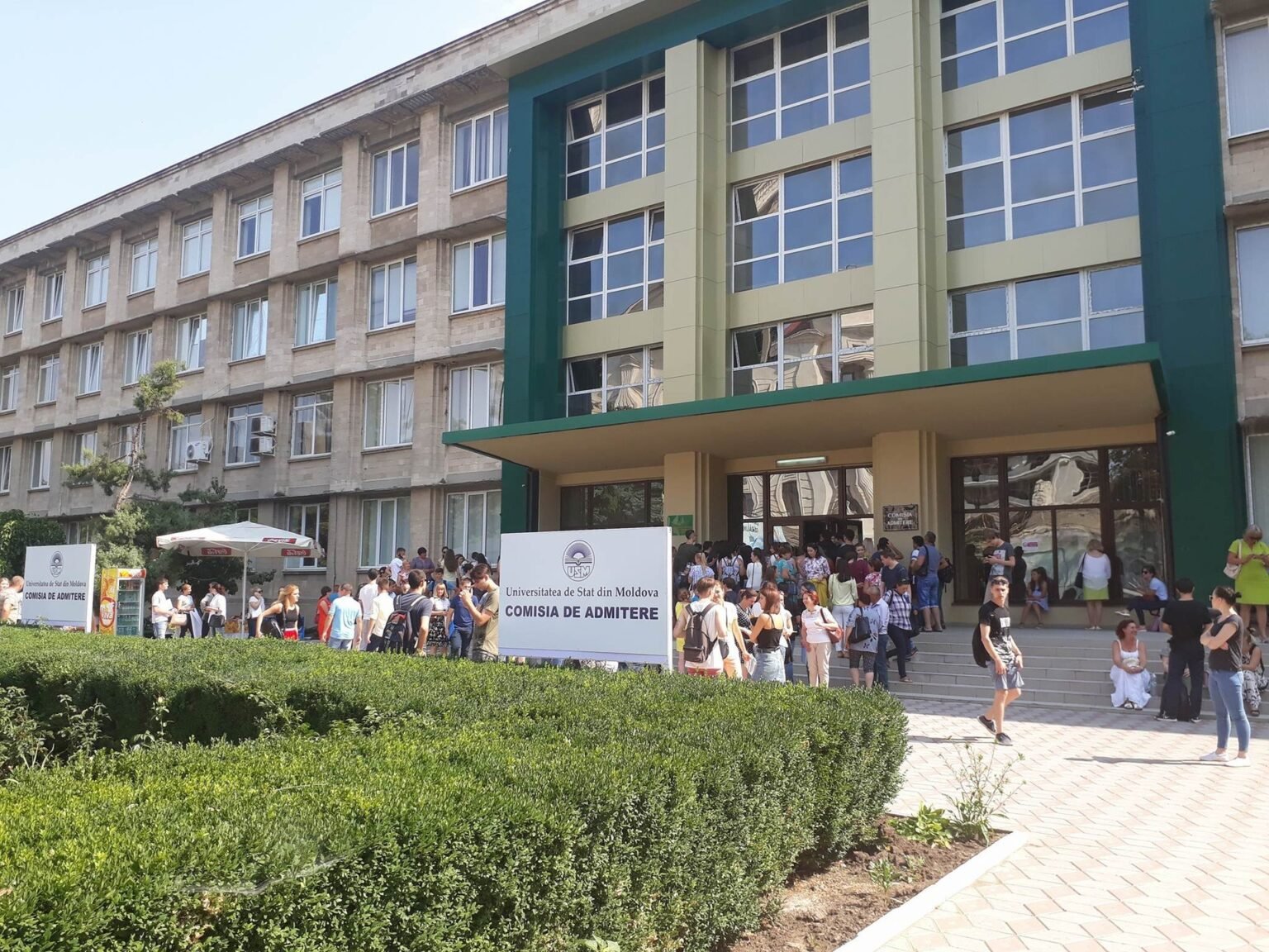 Абитуриенты и студенты у входа в здание Государственного университета Молдовы в день работы приёмной комиссии