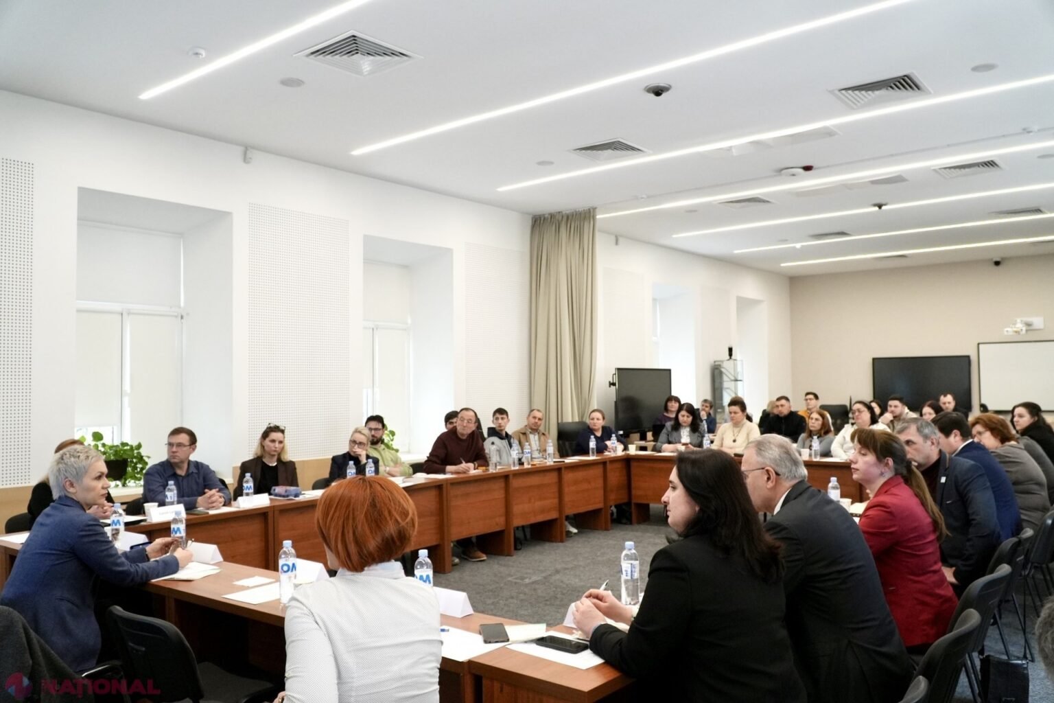 Участники круглого стола обсуждают упрощение требований для малых производителей и агротуристических пансионатов в конференц-зале