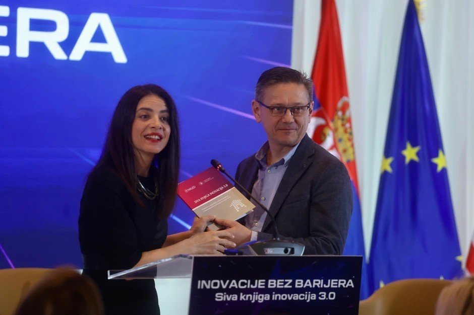 Представители NALED демонстрируют третье издание «Серой книги инноваций» на сцене мероприятия «Инновации без барьеров» в Белграде