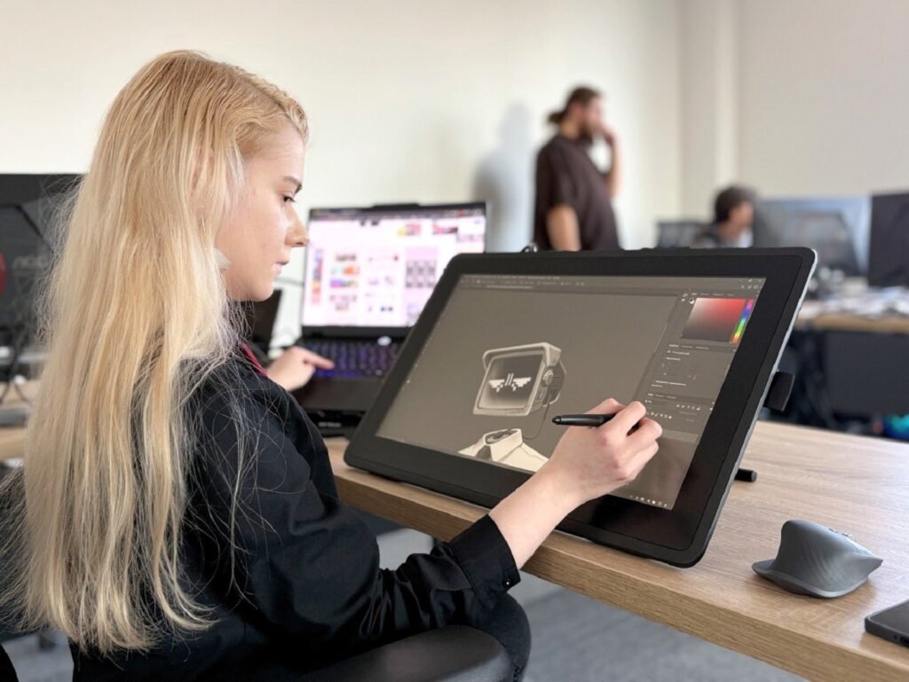 Художница рисует 3D-модели на графическом планшете в офисе Paparuda Studio