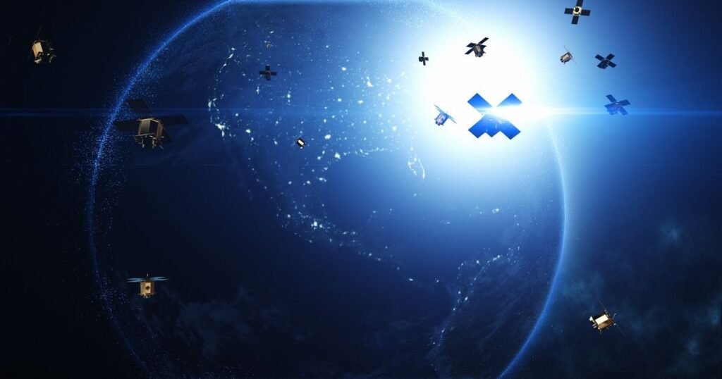 Художественное изображение группировки спутников на орбите Земли с эффектной голубой подсветкой и огнями городов на поверхности планеты