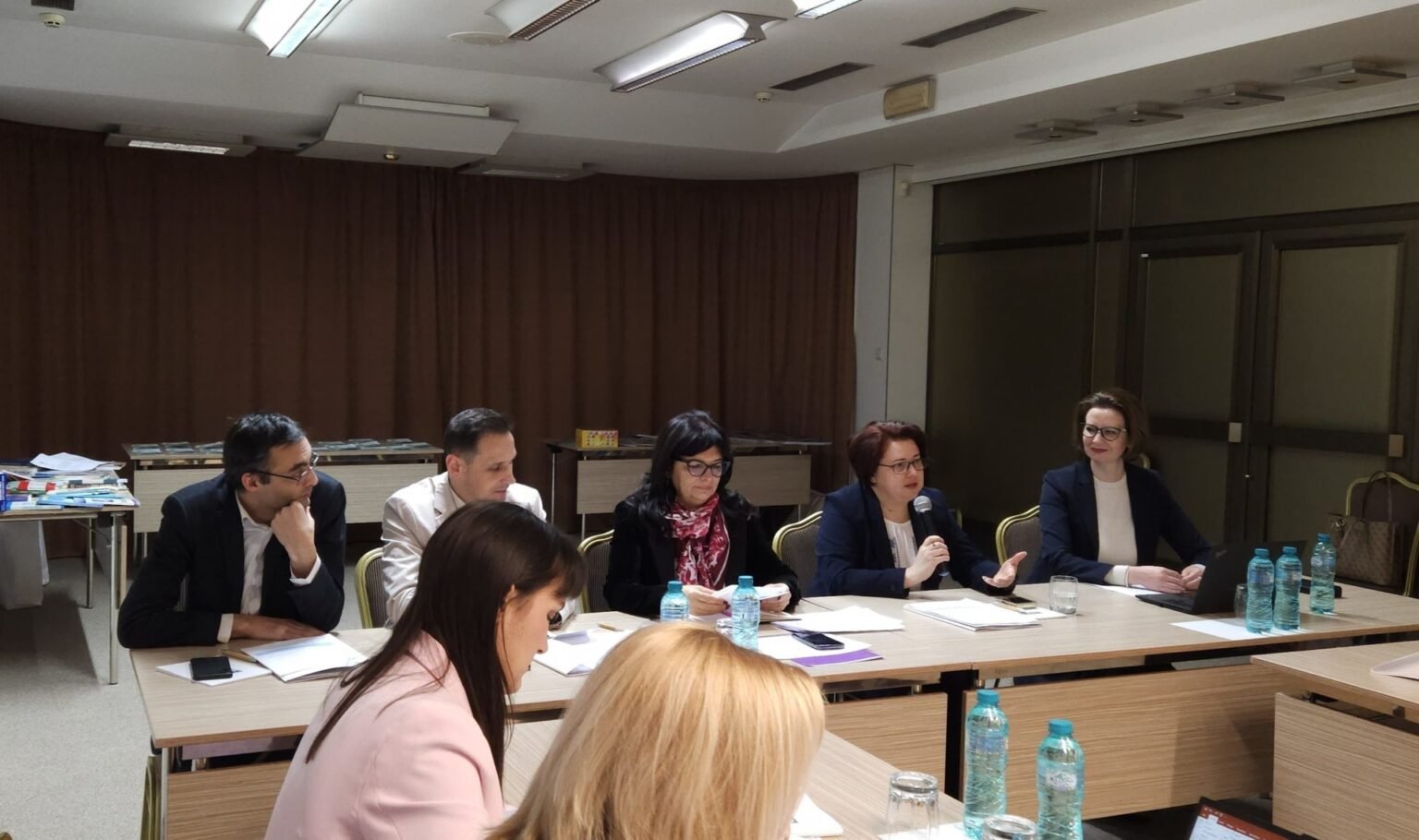 Участники рабочей встречи по мультиязычному образованию за круглым столом обсуждают запуск пилотной программы в школах Молдовы