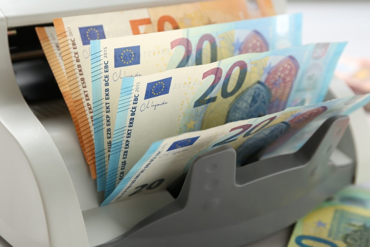 Сербия входит в SEPA: переводы в евро за день вместо недели Банкноты евро номиналом 20 и 50 в счётной машине — символ безналичных расчётов в единой платёжной зоне