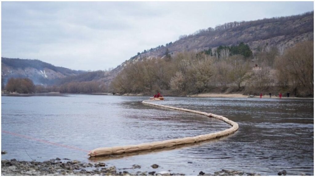 Заградительные боны на реке Днестр для сдерживания нефтяного загрязнения