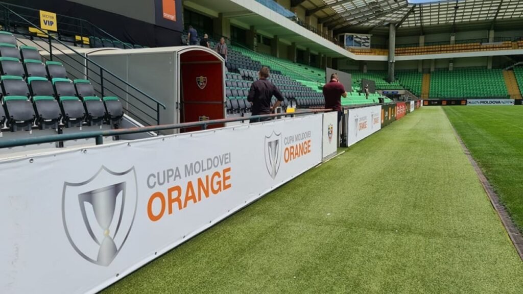 Финал Кубка Молдовы по футболу пройдёт 23 мая в Кишинёве Баннеры «Cupa Moldovei Orange» вдоль бровки футбольного стадиона с зелёными креслами и полем