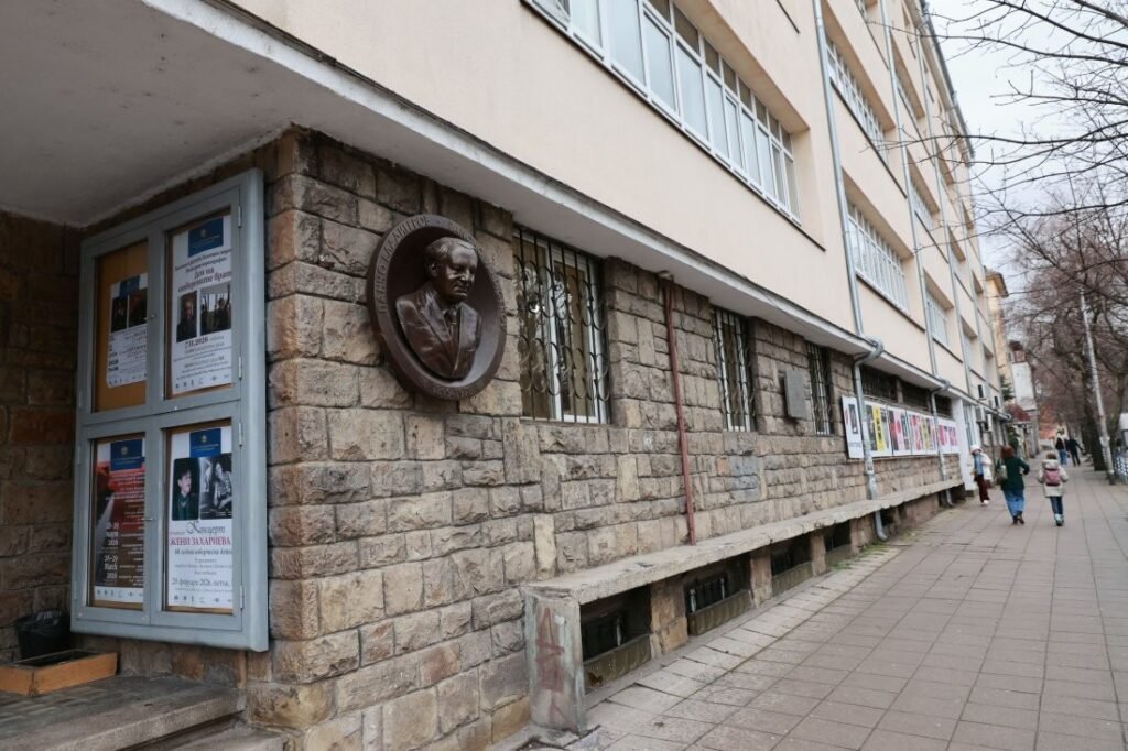 Музыкальная академия Владигерова открывает первый филиал в Бургасе Фасад здания Национальной музыкальной академии имени профессора Панчо Владигерова в Софии с барельефным портретом и афишами концертов