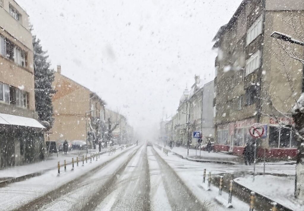 Снег вместо куличей: Румынию накрыл аномальный холод на Пасху Обильный снегопад на улице румынского города в жудеце Сучава — апрельская метель накрыла дорогу и здания белым покровом