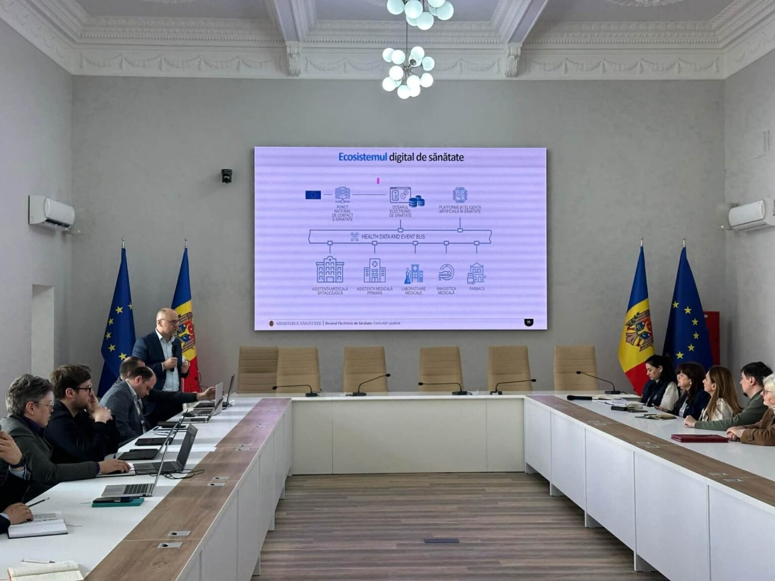Заседание рабочей группы по цифровизации здравоохранения Молдовы: участники обсуждают экосистему электронного здоровья на фоне флагов ЕС и Молдовы