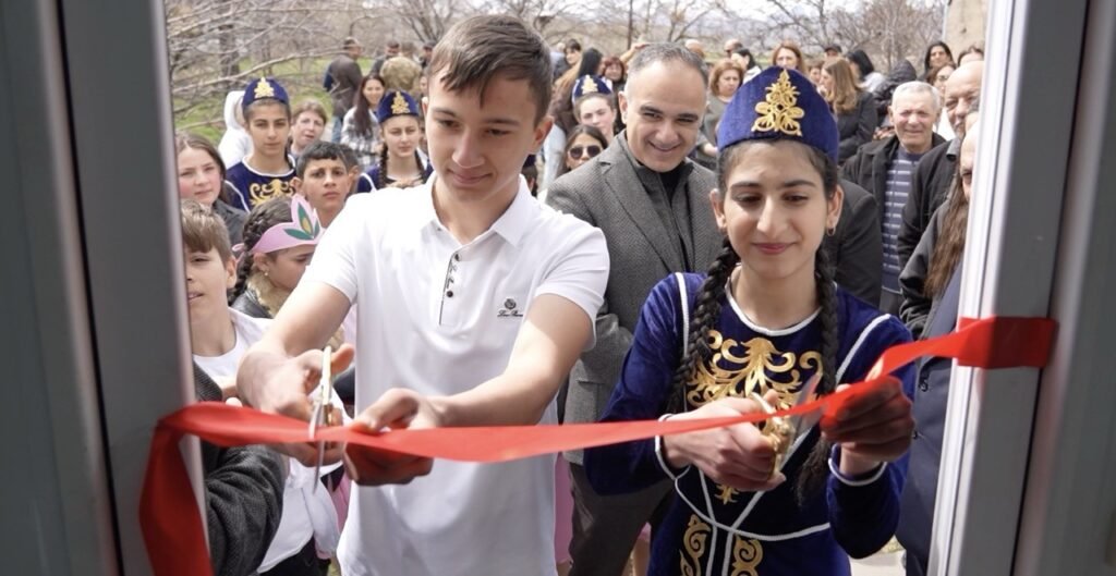 Школьники в традиционных армянских костюмах перерезают красную ленту на церемонии открытия инженерной лаборатории «Армат» в селе Толорс Сюникской области
