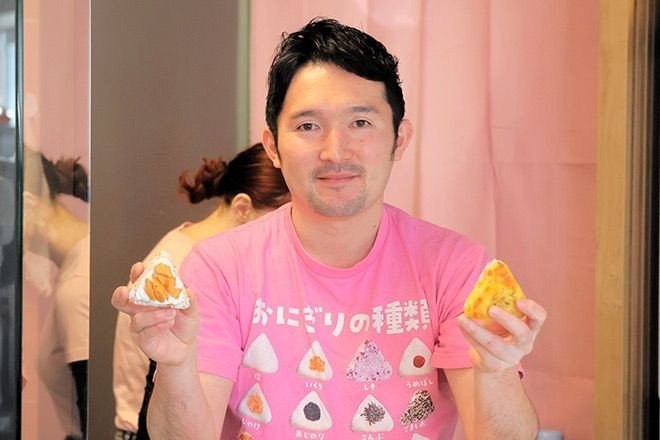 Томоки Нагасима держит два онигири в своём магазине в центре Кишинёва