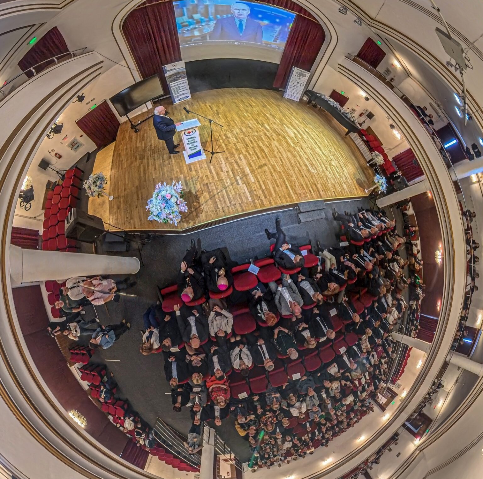 Панорама конференц-зала во время открытия Медицинских дней больницы Бихор