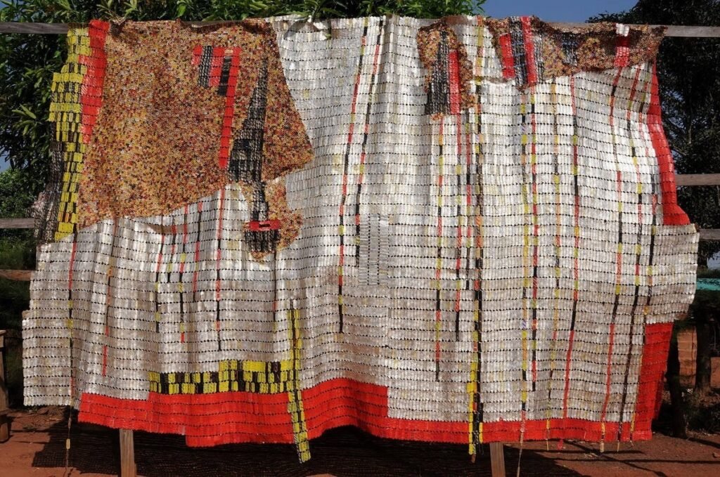 Отходы как искусство: необычная выставка открывается в Белграде Произведение африканского искусства из переработанных жестяных банок и текстиля — пример превращения отходов в арт-объект в коллекции Музея африканского искусства в Белграде