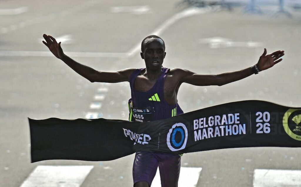 Победитель мужского полумарафона Фрэнсис Кумва из Кении пересекает финишную черту с растянутой лентой Belgrade Marathon 2026
