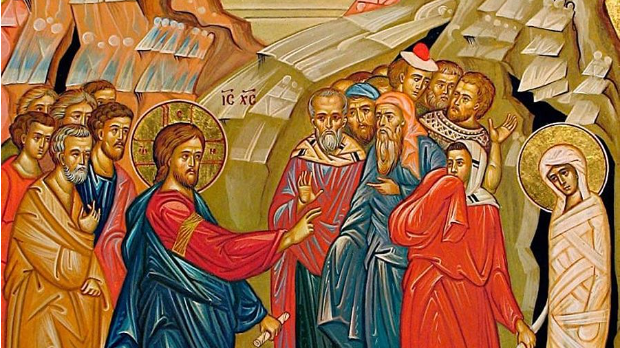 Православная икона, изображающая воскрешение Лазаря Христом — Спаситель простирает руку к Лазарю, выходящему из гробницы, в окружении апостолов и свидетелей чуда
