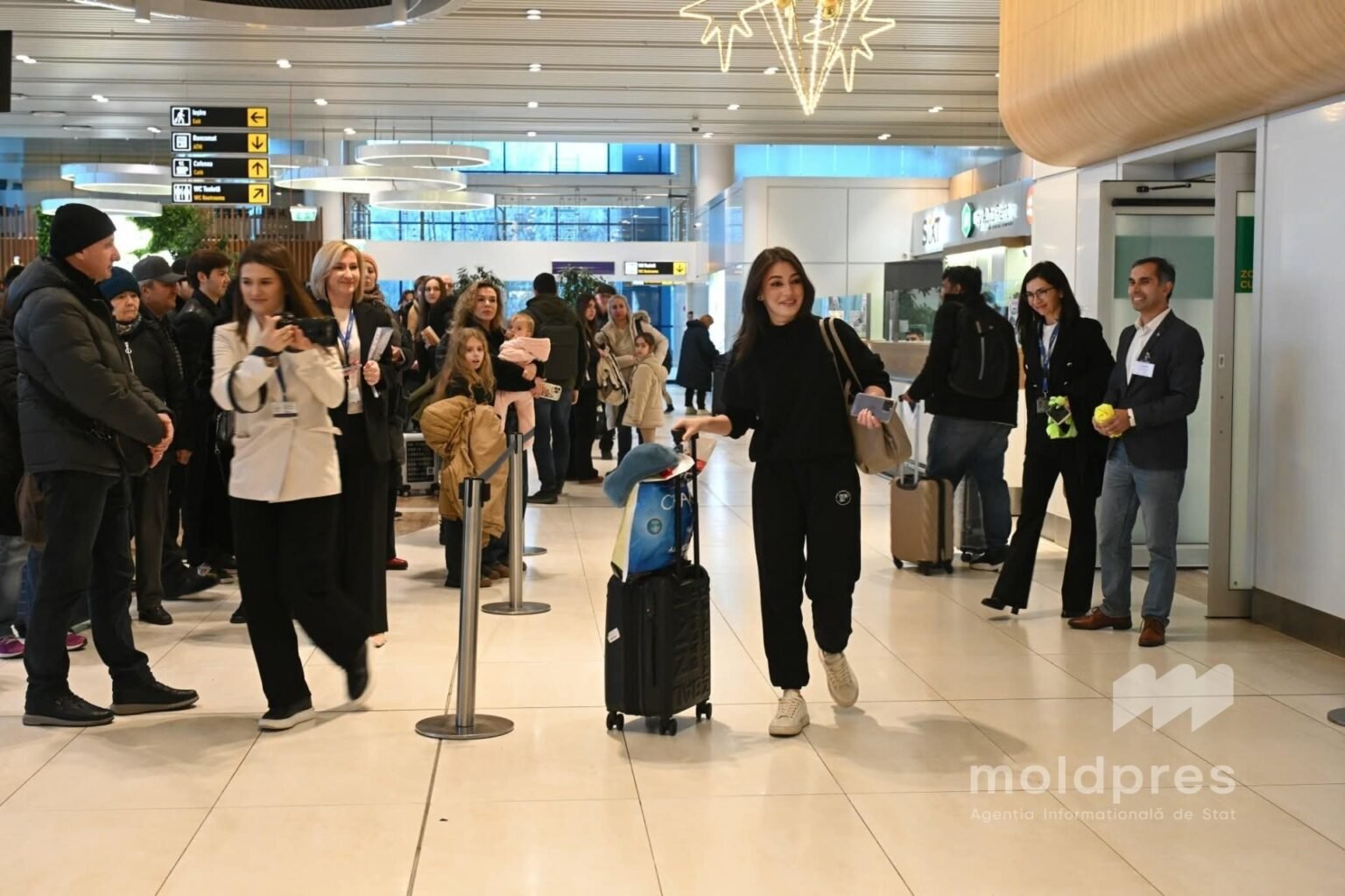 Аэропорт Кишинёва побил рекорд марта: 425 тысяч пассажиров Пассажиры с багажом в терминале Международного аэропорта Кишинёва