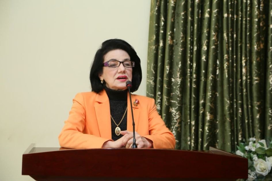 Председатель Союза композиторов Азербайджана, народная артистка Фирангиз Ализаде выступает на конференции к 140-летию Узеира Гаджибейли, у трибуны на фоне зелёной парчовой драпировки