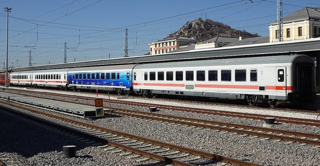 Поезд из Киева в Варну: три страны запускают новый маршрут Пассажирский поезд БДЖ на болгарской станции на фоне гор